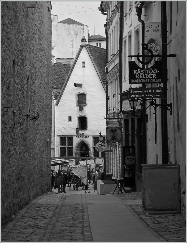 Reizvoll sind die engen Gassen Tallinns. 
Hier ein Blick durch die Kinga-Gasse zum Restaurant Pfeffersack.
4. mai 2012