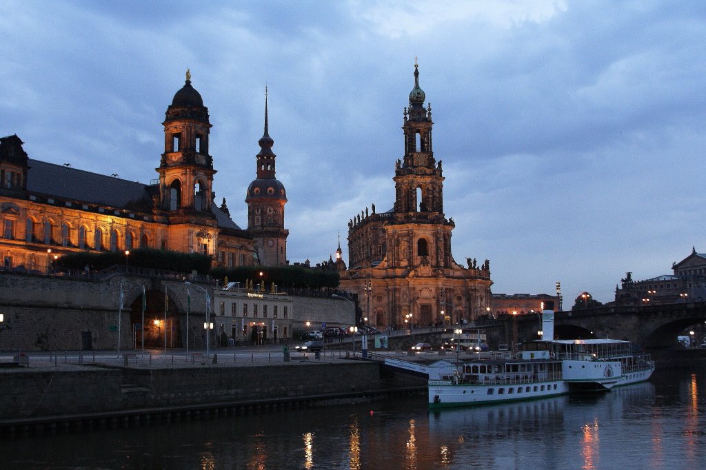 Residenzschlo und Hofkirche zu Dresden, aufgenommen am 30.08.2012 vom Personendampfer  Meissen  aus. Das Schiff an der Anlegestelle  Terrassenufer  ist der Personendampfer  Dresden .