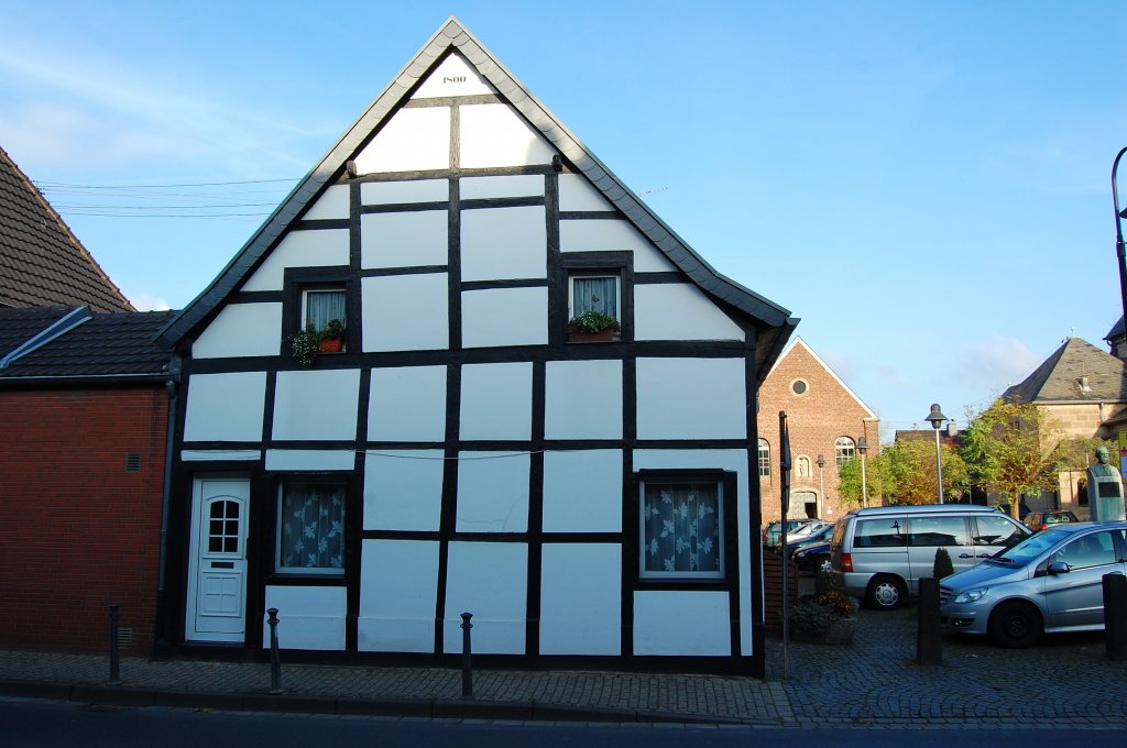 Restauriertes Fachwerkhaus an der Herzogstrae in Grevenbroich-Hlchrath. 20.11.2010