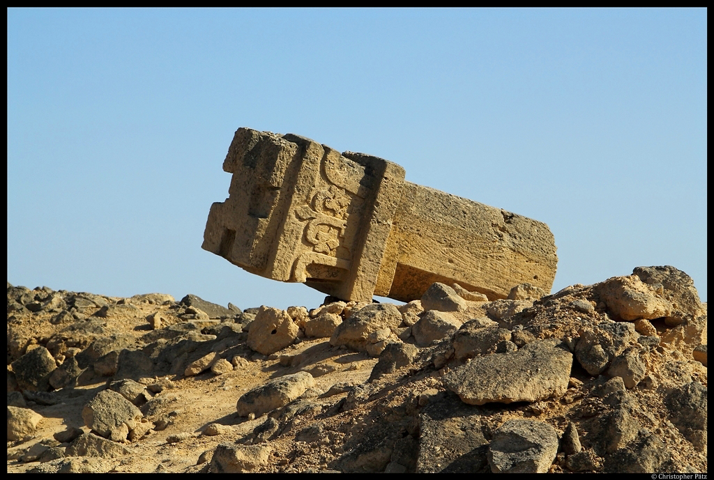 Reste eines Pfeilers auf dem Gebiet des antiken Weihrauchhafens Al-Baleed bei Salalah. (01.12.2012)
