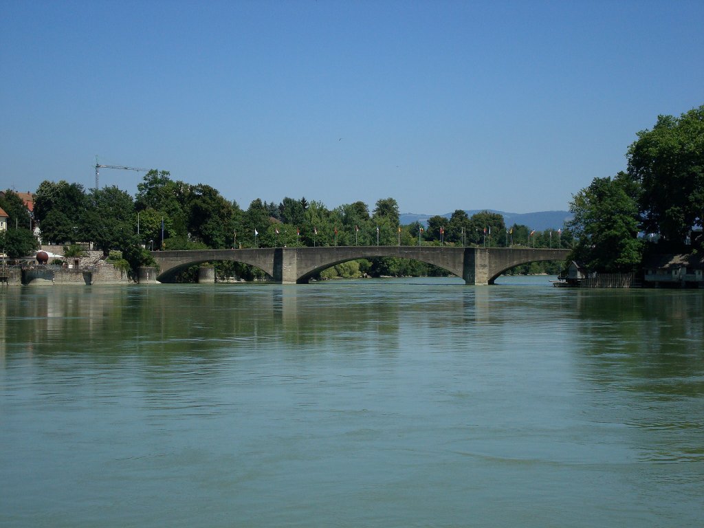 Rheinfelden am Rhein,
die alte Rheinbrcke, an dieser Stelle endet die Groschiffahrt auf dem Rhein, die Stahlbetonbogenbrcke von 1912 mit 147m Lnge ist bereits die 11.Brcke an dieser Stelle, Kriege, Brand, Hochwasser haben die vorherigen zerstrt, die erste wurde 1155-65 erbaut, die deutsch-schweizerische Grenze verluft mittig auf der Brcke,
Mai 2010 