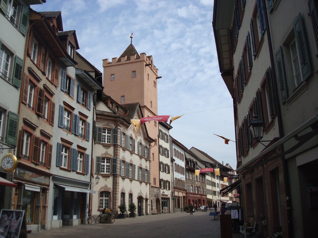 Rheinfelden im Kanton Aargau,
die Marktgasse mit Rathaus und Rathausturm,
Stadtrecht seit 1225, ca.11000 Einwohner,
April 2010