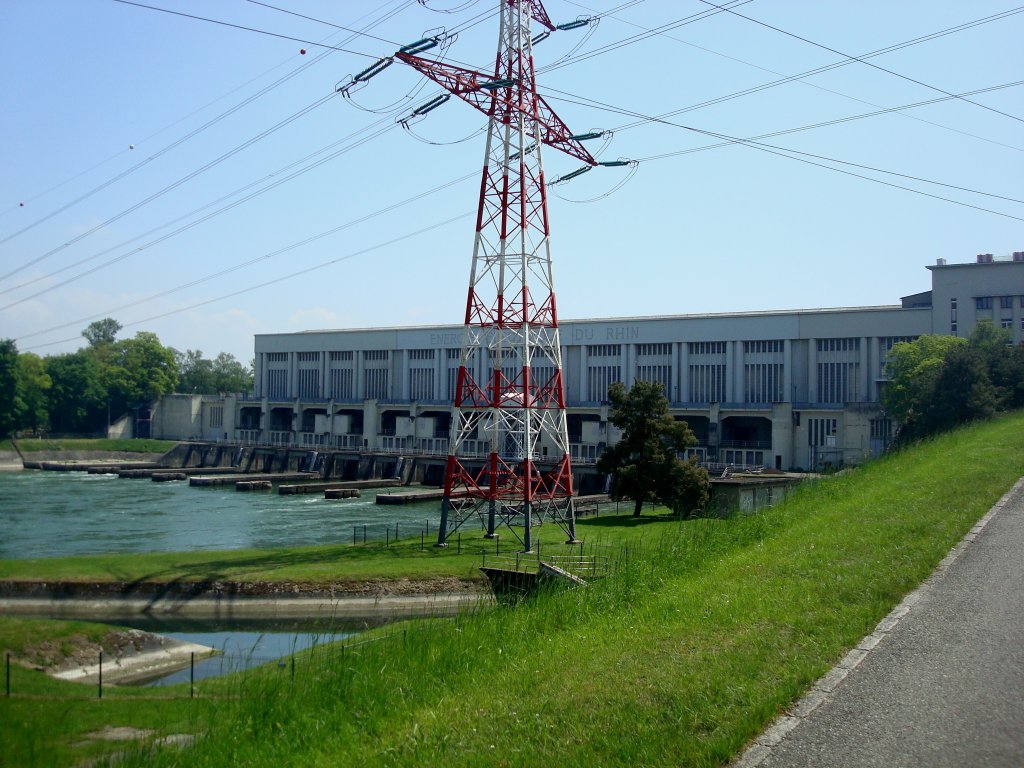 Rheinkraftwerk Kembs im Elsass,
hier produziert der Rhein seit 1932 mittels
6 Kaplanturbinen elekt.Strom,
Mai 2010
 