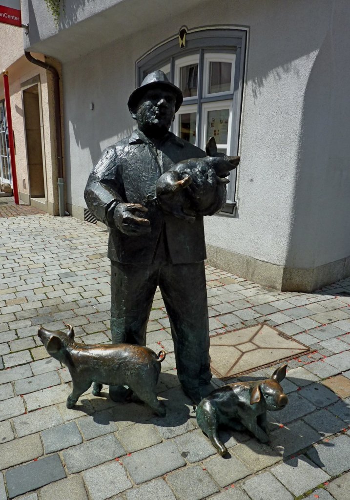 Riedlingen,  A Saufraid  auf dem historischen Marktplatz, die 2004 aufgestellte Bronzeplatik erinnert an die bis 1960 hier abgehaltenen Schweinemrkte, Aug.2012