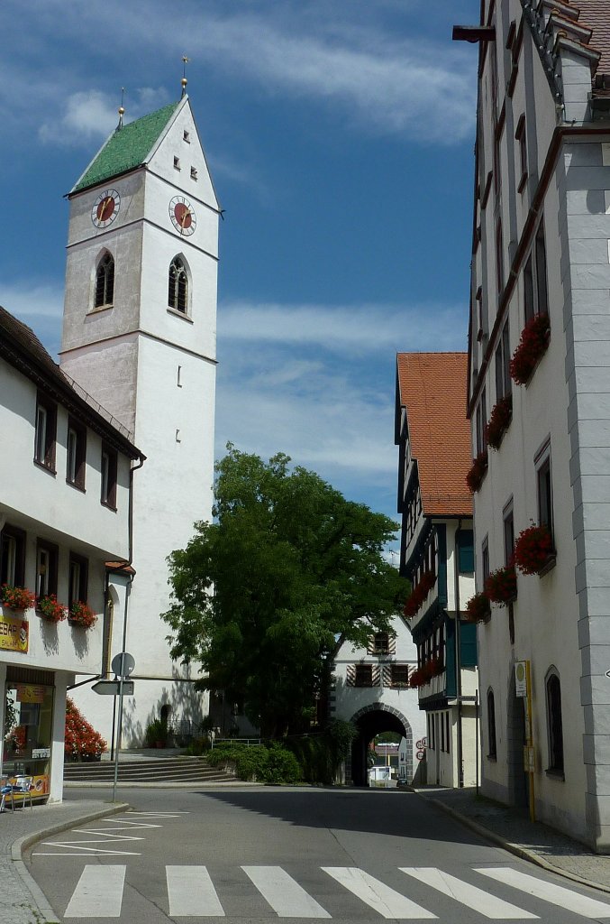 Riedlingen, Blick vom Rathaus zum Zwiefalter Tor, links die Pfarrkirche St.Georg, Aug.2012