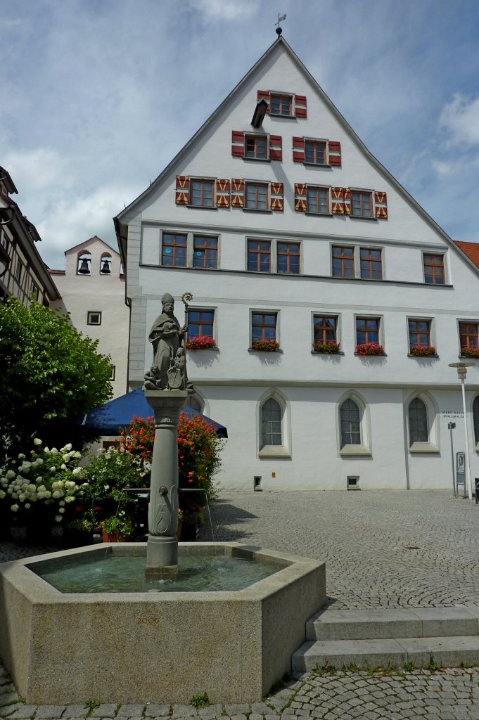 Riedlingen, das ehemalige Spital zum Hl.Geist aus dem 15.Jahrhundert, heute Altenbegegnungsstätte, davor der Spitalbrunnen, 2005 nach historischem Vorbild errichtet, Aug.2012