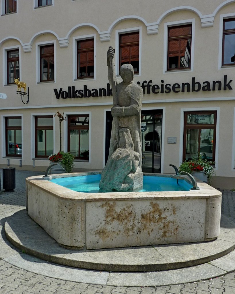 Riedlingen, der Georgsbrunnen von 1960 am Marktplatz, Aug.2012