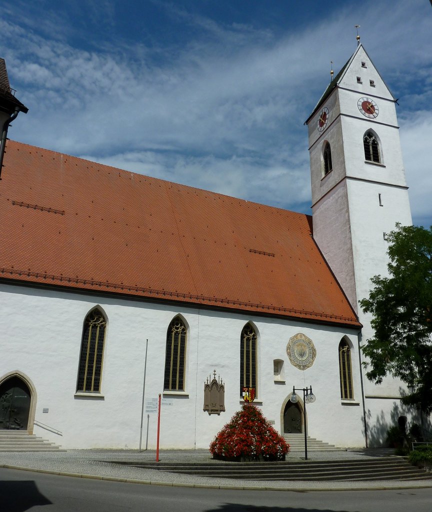 Riedlingen, die katholische Pfarrkirche St.Georg, die dreischiffige Basilika von 1486, nach einer Barockisierung erfolgte am Ende des 19.Jahrhunderts eine Regotisierung, Aug.2012