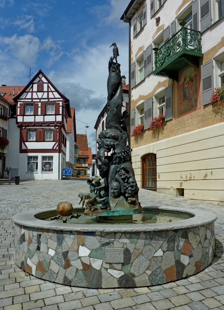Riedlingen, der Narrenbrunnen auf dem Weibermarkt, 1997 aufgestellt, Aug.2012