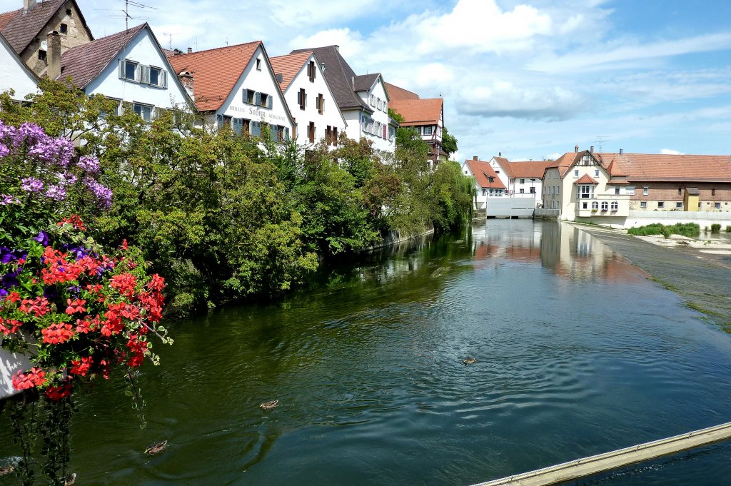 Riedlingen in Oberschwaben, Huserzeile am Donauwehr, Aug.2012