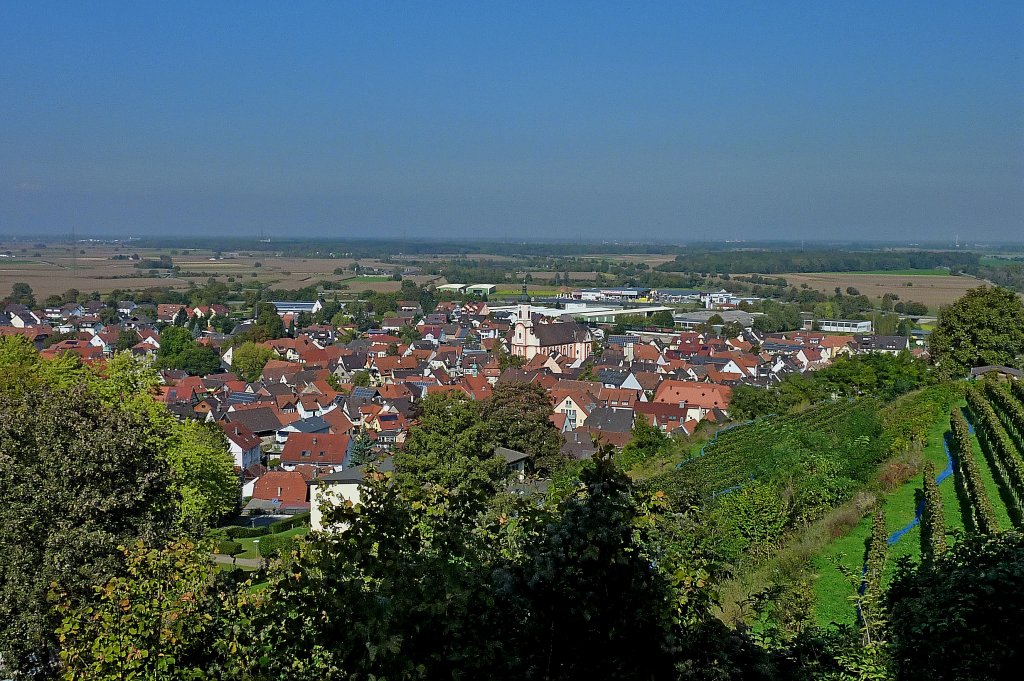 Riegel am Kaiserstuhl, Blick vom 243m hohen Michaelsberg auf den Ort, wurde bereits 762 erstmals urkundlich erwhnt, Okt.2011