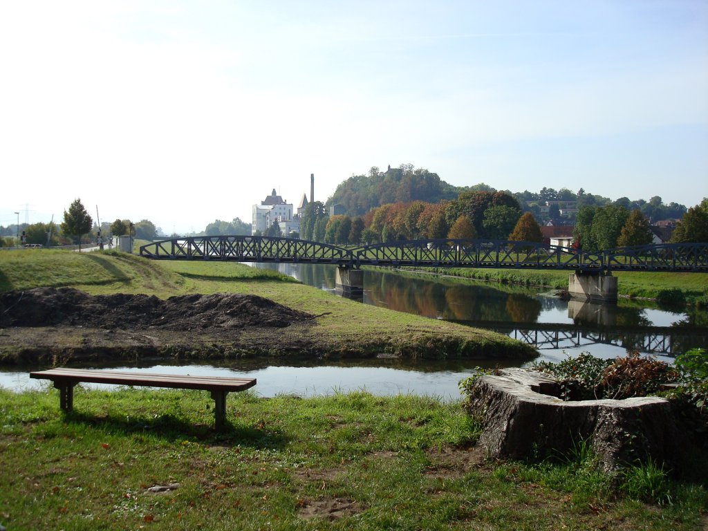 Riegel am Kaiserstuhl, Blick auf den Leopoldskanal, links fliet die Elz zu, die Eisenbahnbrcke und die ehem.Brauerei mit dem Michaelisberg im Hintergrund, Okt.2007