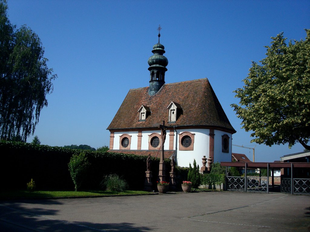 Riegel am Kaiserstuhl, 
die Friedhofskapelle im neobarocken Stil, Baubeginn 1903, eingeweiht 1907, davor ein ca. 3m hohes Sandsteinkreuz von 1746, 
Juni 2010