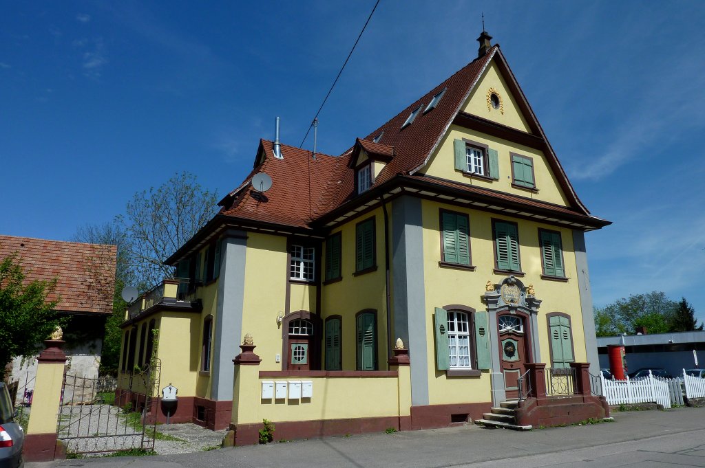 Riegel am Kaiserstuhl, die ehemalige Bahnhofswirtschaft bestand bis 1991, 1848 an der Badischen Hauptbahn erffnet, wurde 1909 im Neobarockstil umgebaut, Mai 2012