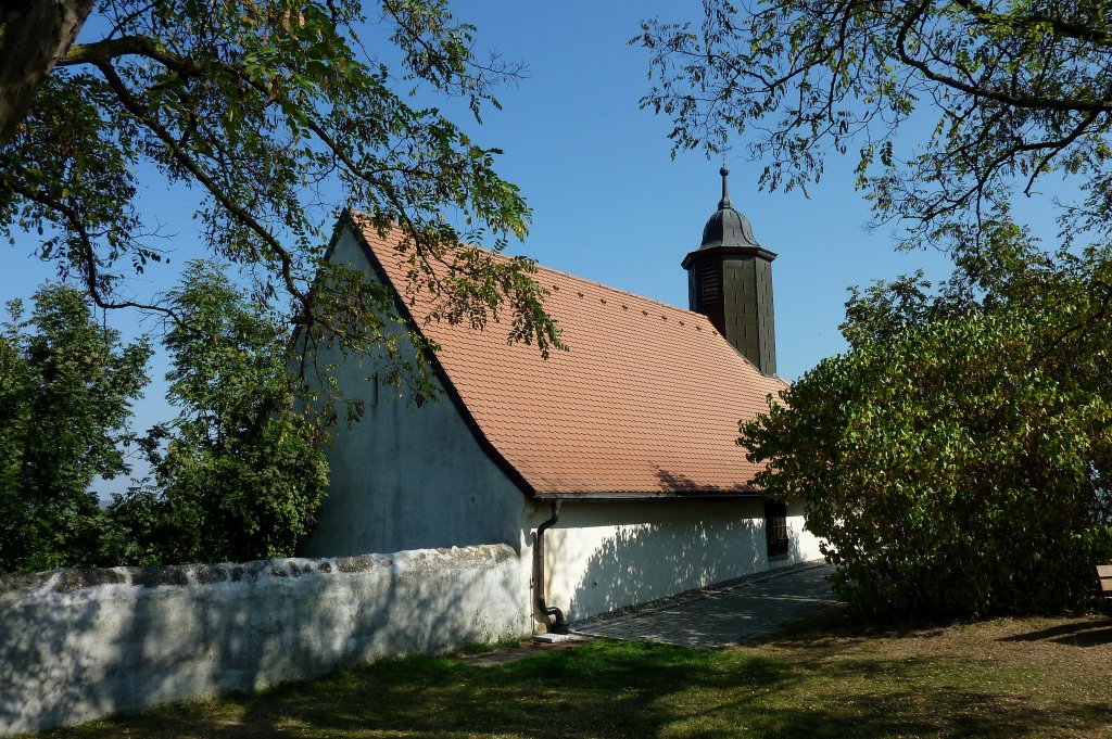 Riegel am Kaiserstuhl, hoch ber dem Ort auf dem Michaelsberg steht die Michaelskapelle, geht zurck auf eine Burgkapelle aus dem 13.Jahrhundert, Sept.2011