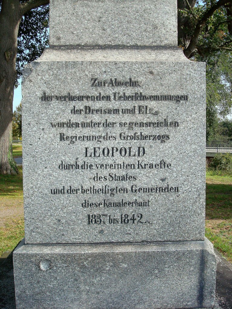 Riegel am Kaiserstuhl, diese Inschrift steht auf dem Gedenkstein am Beginn des Leopoldkanales, hier flieen Elz, Glotter, Dreisam und alte Dreisam zusammen und bilden den Kanal, der ein paar Kilometer spter in den Rhein mndet, Okt.2007