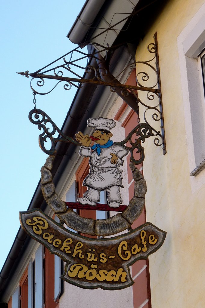 Riegel am Kaiserstuhl, Zunftschild  Backhs-Cafe Rsch , Okt.2012