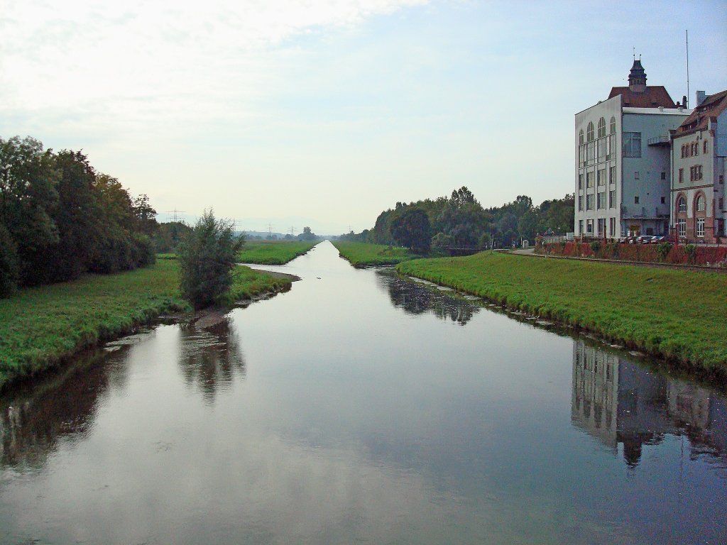 Riegel am Kaiserstuhl, Zusammenflu von Glotter(links), Dreisam(mitte) und alte Dreisam(rechts), ganz rechts die ehemalige Brauerei, Okt.2007 