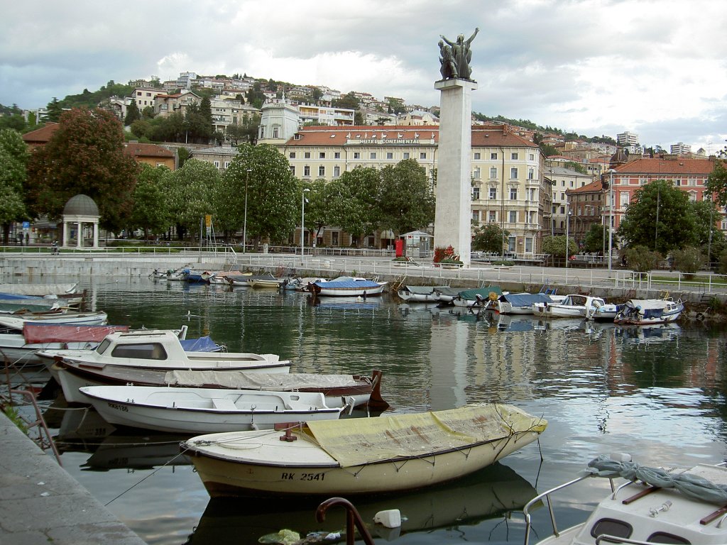 Rijeka, Denkmal und Hotel Continental am Kanal (05.05.2012)