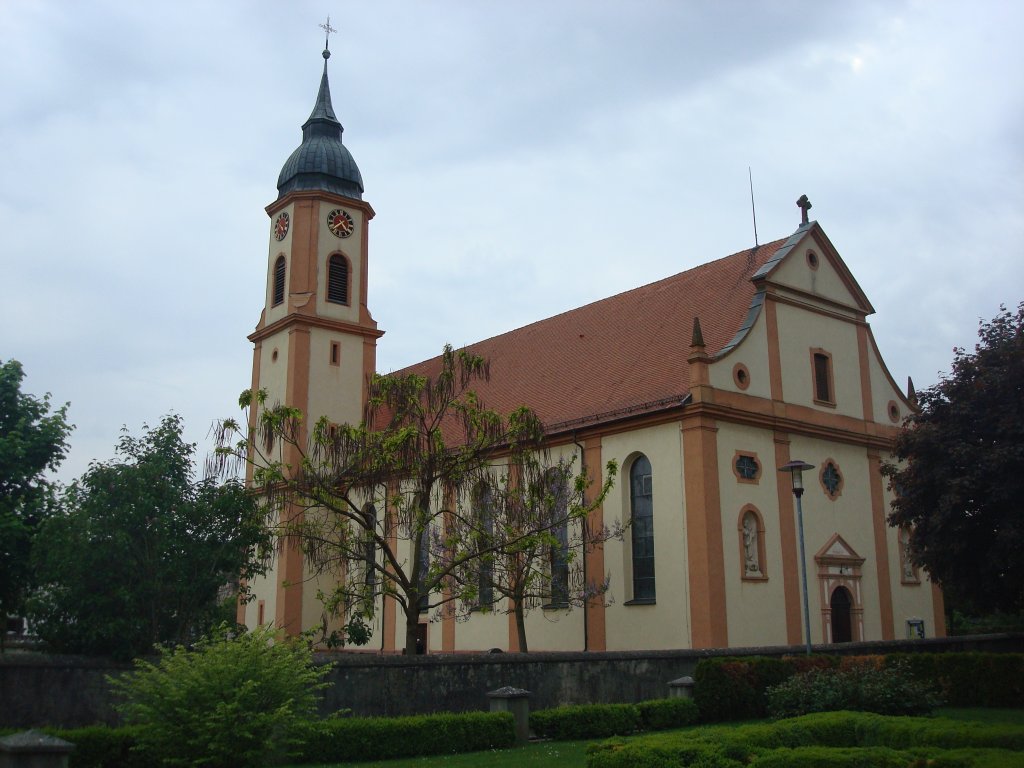Ringsheim in der Ortenau,
die katholische, spätbarocke Pfarrkirche St.Johann,
1784-85 vom Vorarlberger Joseph Hirschbühl erbaut,
Mai 2010