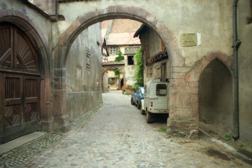 RIQUEWIHR (Dpartement du Haut-Rhin), September 1980, eine Gasse in einem der - aufgrund seines unversehrt erhaltenen Stadtbildes aus dem 16. Jahrhundert - schnsten Drfer Frankreichs (eingescanntes Fotonegativ)