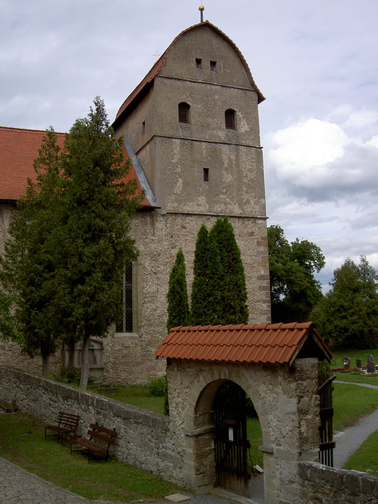 Rohr, alte Wehrkirche St. Michaelis, erbaut von 815 bis 820, in groen Teilen aus karolingischer Zeit (10.06.2012)