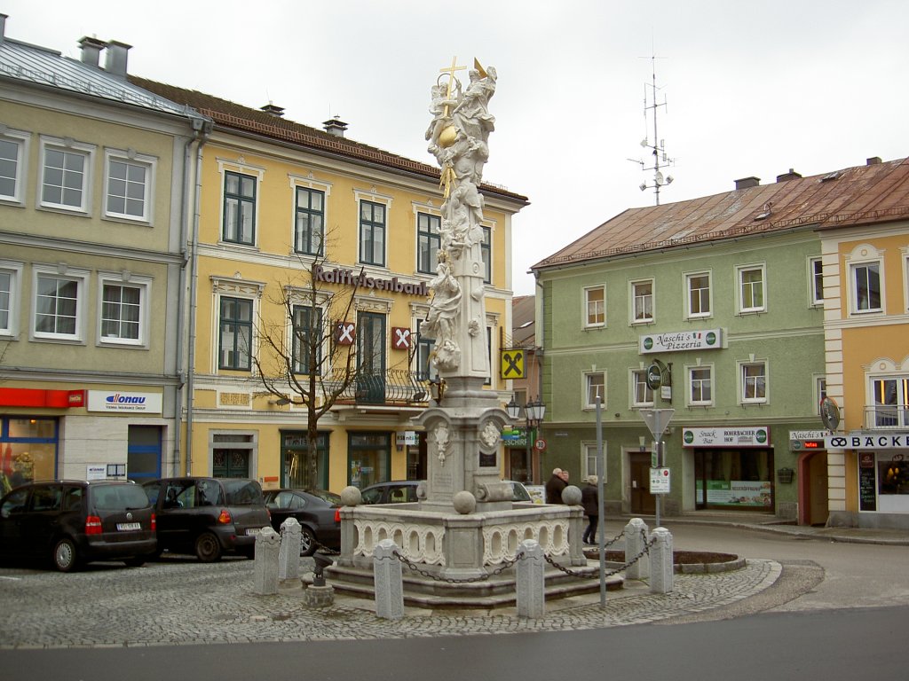 Rohrbach, Stadtplatz mit Pestsule, Mhlviertel (06.04.2013)