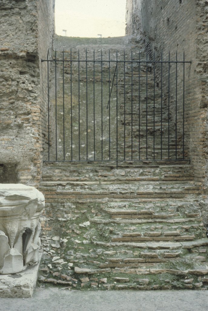 Roma / Rom im Februar 1989: Das Kolosseum war mit 80 Bgen im Erdgeschoss und vielen Treppen so eingerichtet, dass das Gebude schnell gerumt werde konnte. Auf dem Bild sieht man eine der vielen Treppen. 