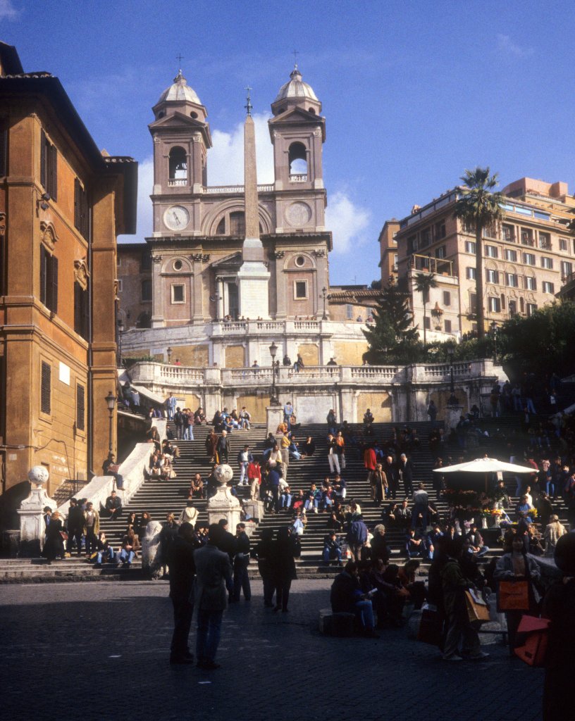 Roma / Rom: Piazza di Spagna / Scalinata della Trinit dei Monti ( Spanische Treppe ) / (die Kirche) Trinit dei Monti im Februar 1995. - Die Treppe, die der Architekt Francesco de Sanctis 1723 - 1725 schuf, bildet die Verbindung zwischen der Piazza di Spagna und der franzsischen Kirche Trinit dei Monti, die 1585 vom Papst Sixtus V geweiht wurde. 