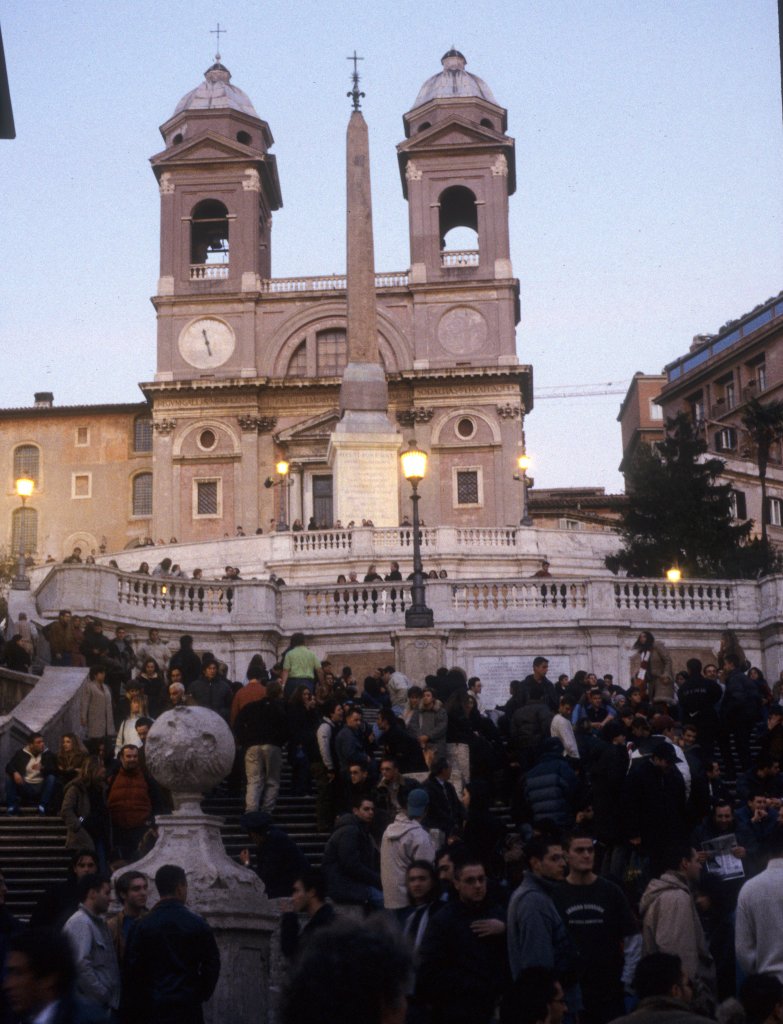 Roma / Roma: Scalinata della Trinit dei Monti ( Spanische Treppe ) / (die Kirche) Trinit dei Monti im Februar 2002. - Die sogenannte Spanische Treppe ist eine der grossen Touristenattraktionen in Rom, ist aber auch ein Treffpunkt vieler Jugendlicher der Stadt.