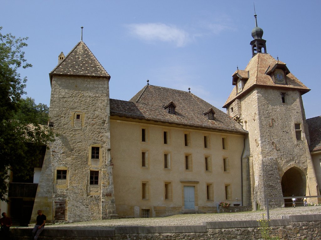 Romainmotier, Kloster, gegrndet im 5. Jahrhundert als erstes Kloster der Schweiz, 
Priorhaus und Uhrturm (09.09.2012)