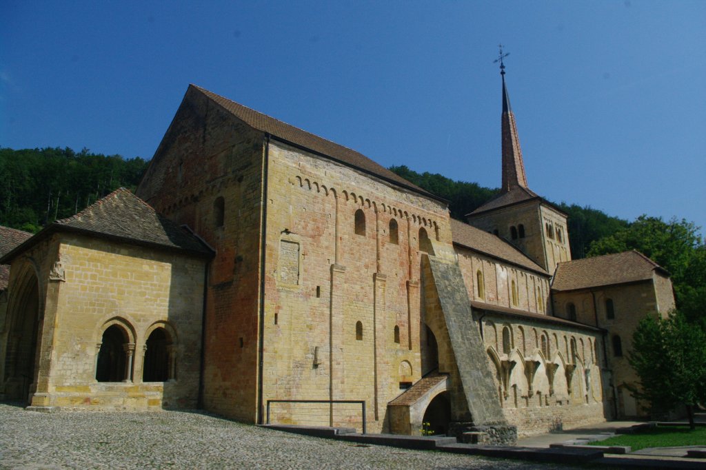 Romainmotier, romanische Stiftskirche, erbaut von 990 bis 1030, kreuzfrmige Basilika (09.09.2012)