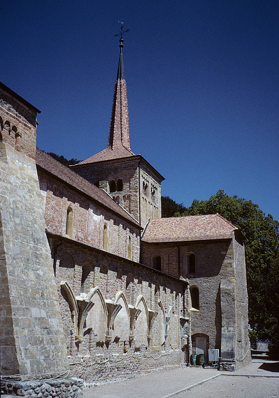 Romainmtier, ehem. Cluniazenserpriorat St-Pierre-et-St-Paul, Stiftskirche. Sdlicher Teil Langhaus mit Vierungsturm und sdlichem Querschiff, Fragmente des abgebrochenen Kreuzgangs. In 3 Etappen organisch gewachsene Anlage, ab frhem 11. Jh. lteste und zugleich bedeutendste romanische Klosterkirche in der Schweiz. Aufnahme von Aug. 1999, HQ-Scan ab Dia.