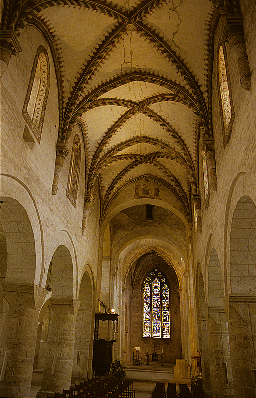 Romainmtier, ehem. Cluniazenserpriorat St-Pierre-et-St-Paul, Stiftskirche. Mittelschiff Richtung Osten und Chor. 2-zoniger Wandaufbau, mit Arkaden und Obergaden, romanisch. Gewlbe bereits in Ankndigung der Gotik spitzbogig und mit Kreuzrippen, ebenfalls im Chor. In 3 Etappen organisch gewachsene Anlage, ab frhem 11. Jh. lteste und zugleich bedeutendste romanische Klosterkirche in der Schweiz. Aufnahme von Aug. 1996, HQ-Scan ab Dia.