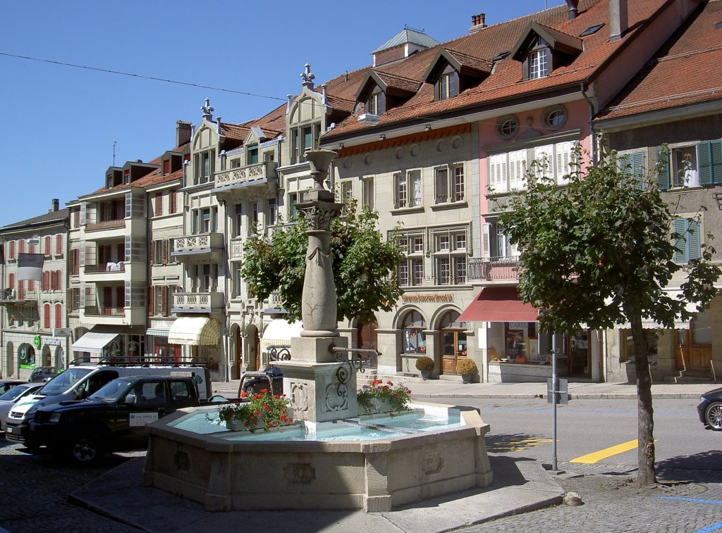 Romont, Grand Rue mit Stadtbrunnen (18.08.2012)