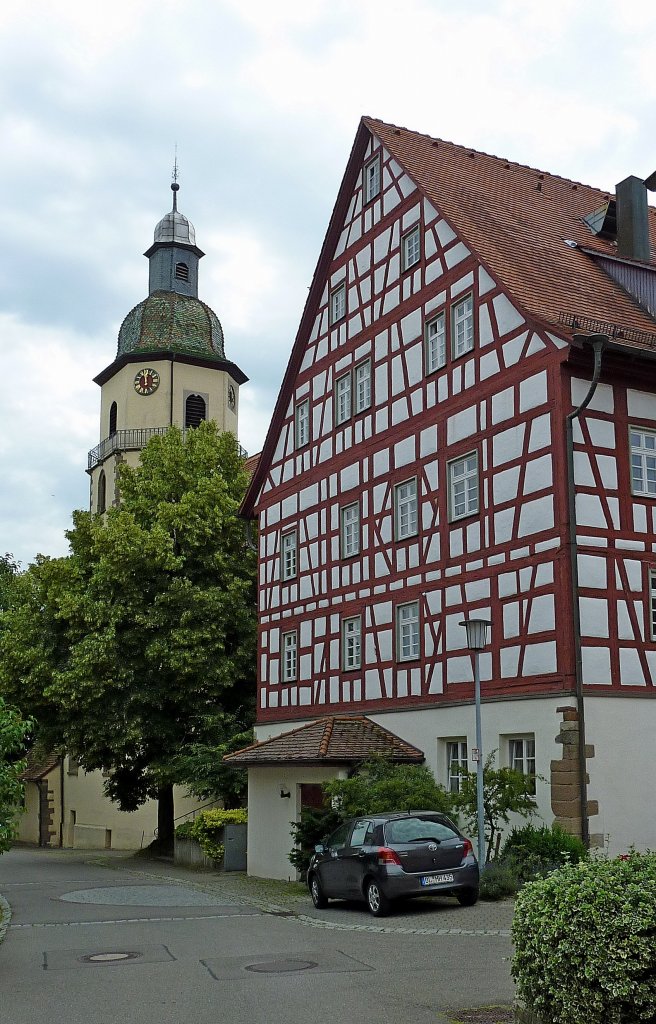 Rosenfeld, die evangelische Stadtkirche ist eine Chorturmkirche, wurde im 15.Jahrhundert gotisch umgebaut, im Vordergrund das 1299 erbaute Pfarrhaus, seit 1981 Gemeindehaus, Juli 2011