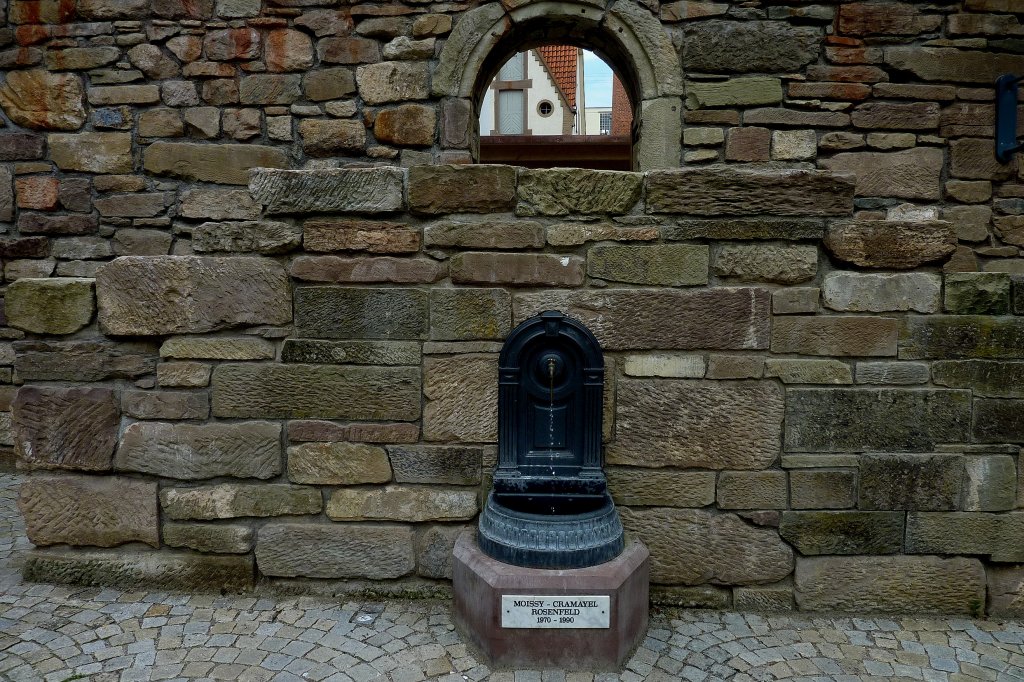 Rosenfeld, zur 20-jhrigen Partnerschaft mit dem franzsischem Moissy-Cramayel wurde 1990 dieser Brunnen eingeweiht, Juli 2011