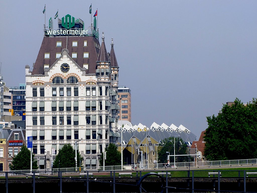 ROTTERDAM, mit seinem ltesten Hochhaus  Westermeijer , und den futuristischen Kubushusern; 110902 