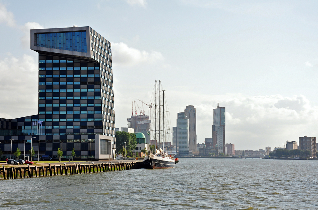 Rotterdam - Skyline im Hintergrund und vorne links die  Schifffahrts- und Transportschule  mit 3-Mast-Segler am Ufer - 15.09.2012