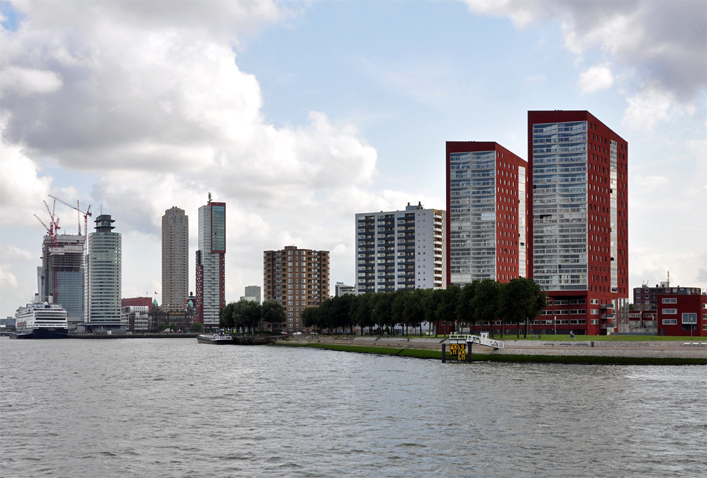 Rotterdam - typische Wohnhochbauten an der Maas, links hinten das Cruiserterminal - 15.09.2012