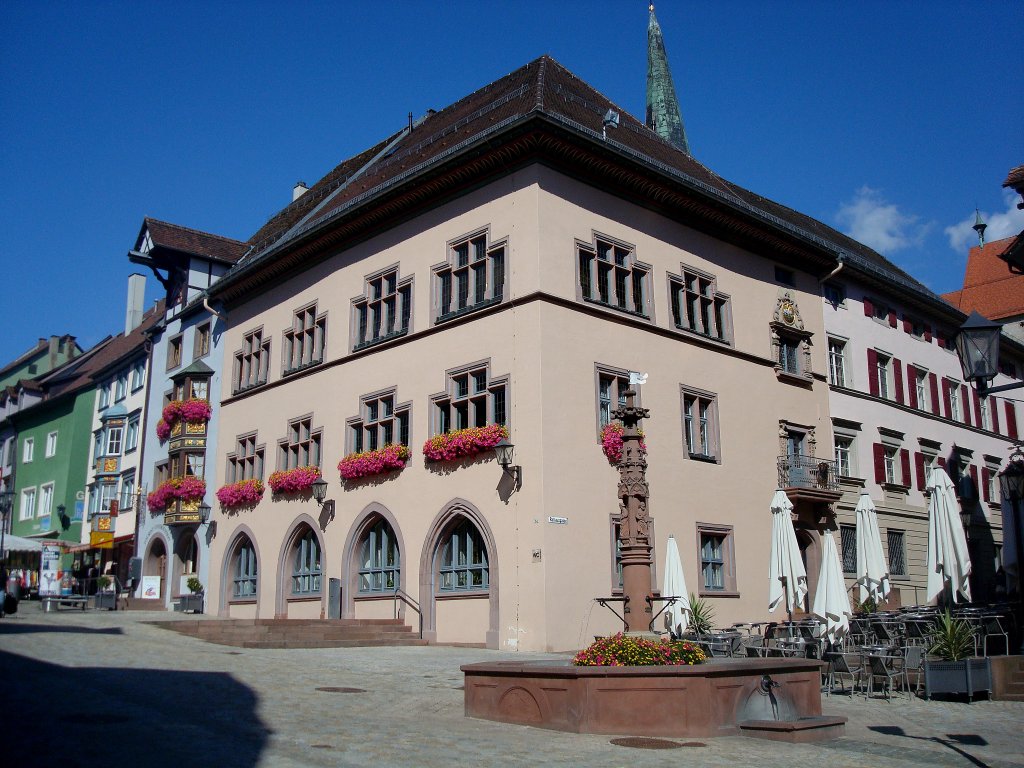 Rottweil, lteste Stadt in Baden-Wrttemberg,
das alte Rathaus, 1321 erstmals erwhnt, die sptgotische Form erhielt es 1521, sehenswerter Ratssaal mit Kassettendecke,
Aug.2010