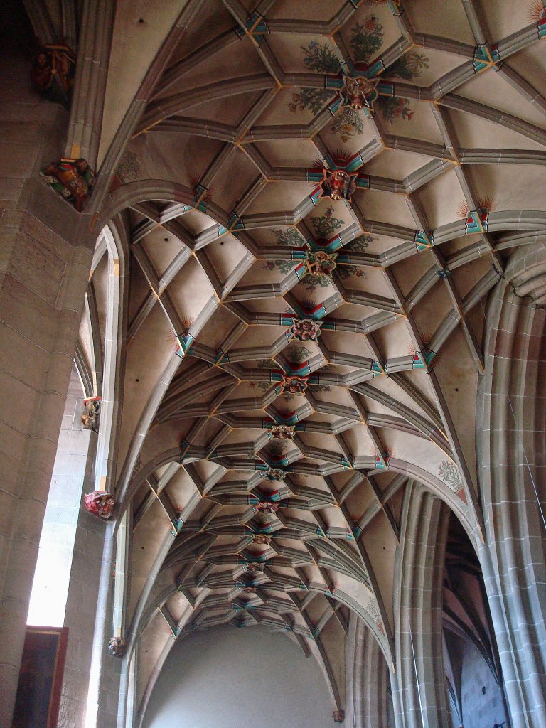 Rottweil, schnes Kreuzrippengewlbe im Seitenschiff des Heilig-Kreuz-Mnsters, Aug.2010