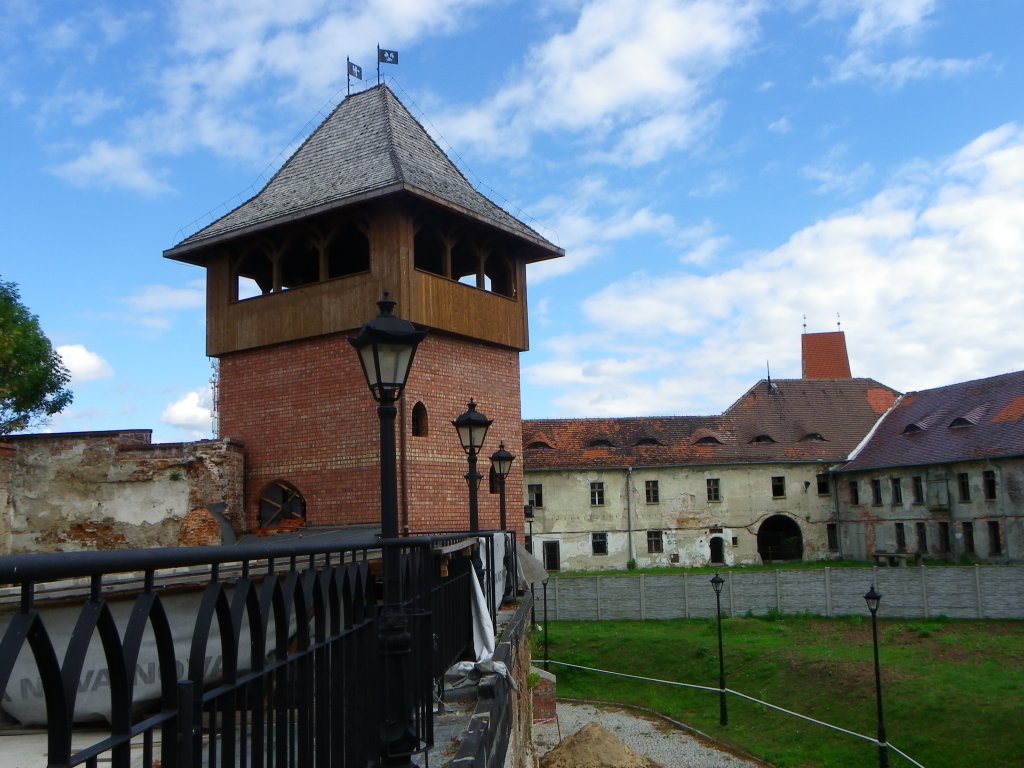 Rckseite des Schlosses in Cosel mit rekonstruiertem mittelalterlichem Turm im Herbst 2012