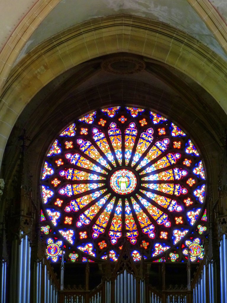 Rufach (Rouffach), die Fensterrose in der Maria-Himmelfahrt-Kirche, mit 20 Lanzetten die komplexeste im Elsa, noch vor dem Straburger Mnster, Juni 2013