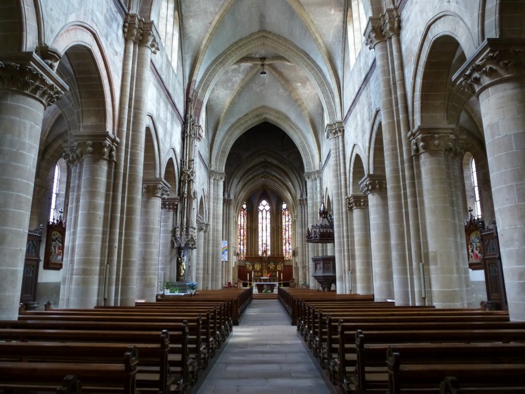 Rufach (Rouffach), Innenraum mit Blick zum Altar in der Maria-Himmelfahrt-Kirche, Juni 2013