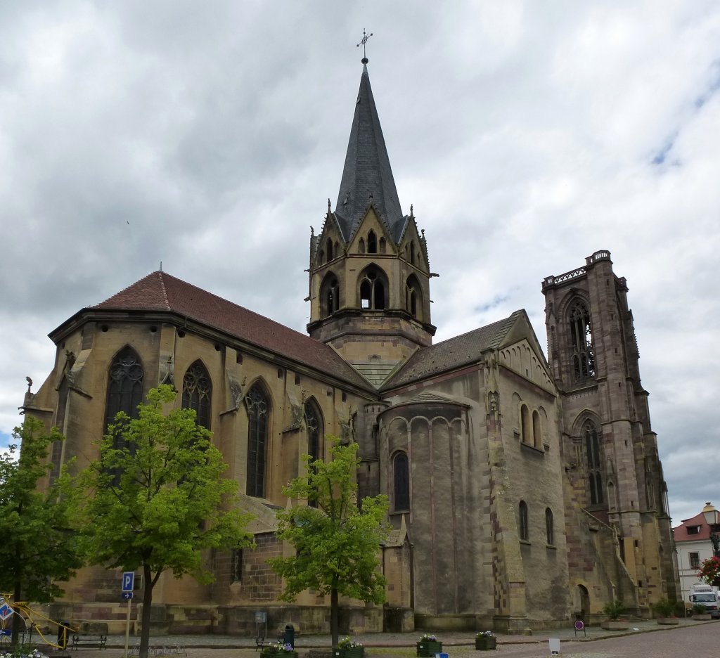 Rufach (Rouffach), die Maria-Himmelfahrt-Kirche, auch Sankt-Arbogast-Kirche genannt, der romanisch-gotische Bau wurde im 11.Jahrhundert begonnen und dauerte bis 1508, zhlt zu den bedeutendsten Kirchenbauten im Elsa, Juni 2013