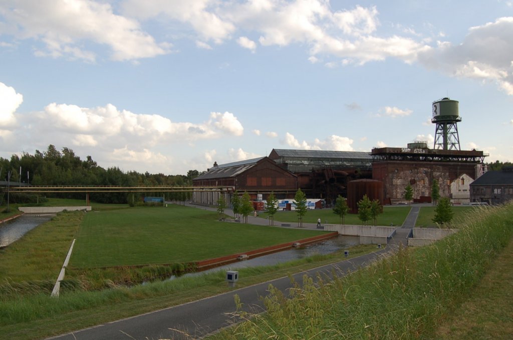 Rund um die Jahrhunderthalle in Bochum liegt eine ausgedehnte Parklandschaft
Aufnahme v. 28.08.2009