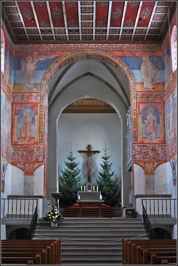 Rundgang durch St. Georg. Blick in den nicht ganz stilechten Chor. Reichenau, Januar 2010.