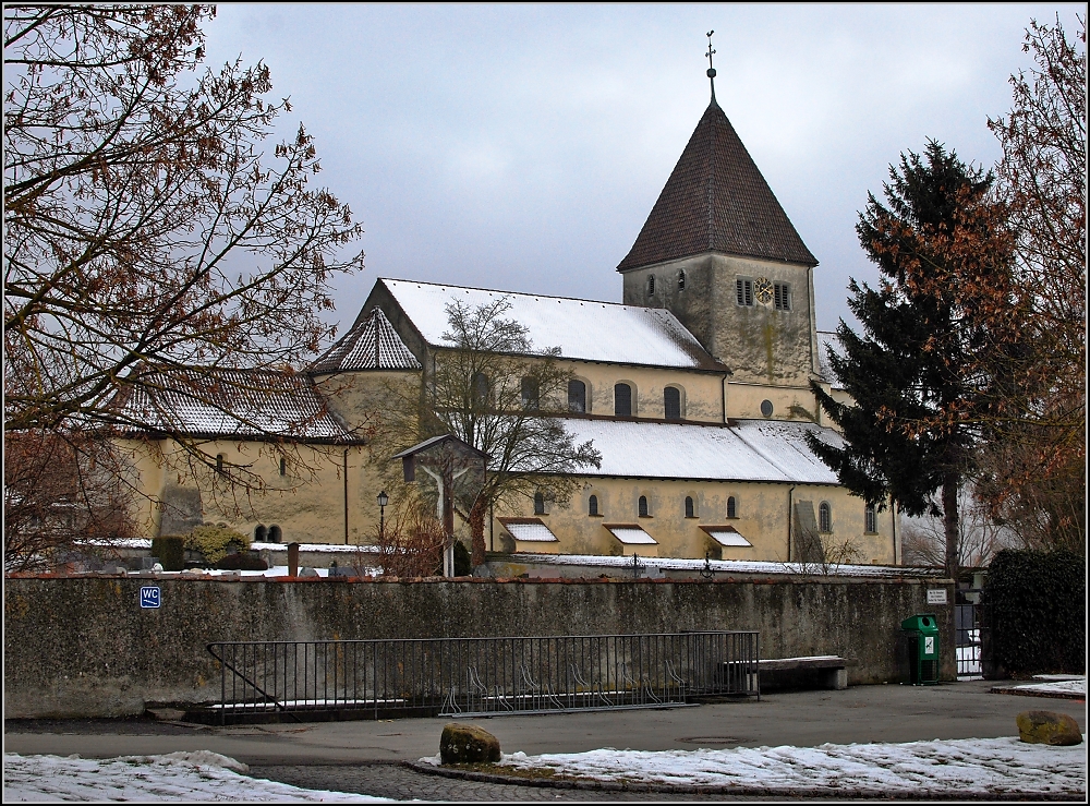 Rundgang durch St. Georg. Ganz frei am Feld steht die lteste weitgehend unvernderte Kirche Sddeutschlands am Eingang zur Insel Reichenau. Hier der Blick eher typisch ber den Friedhof. Januar 2010.