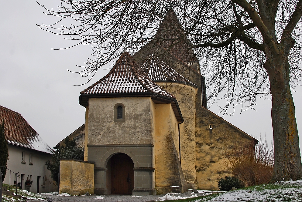 Rundgang durch St. Georg. Ganz frei am Feld steht die lteste weitgehend unvernderte Kirche Sddeutschlands am Eingang zur Insel Reichenau. Hier die Westseite. Im Winter gibt es kaum Touristen, die Stimmung ist beeindruckend. Januar 2010.